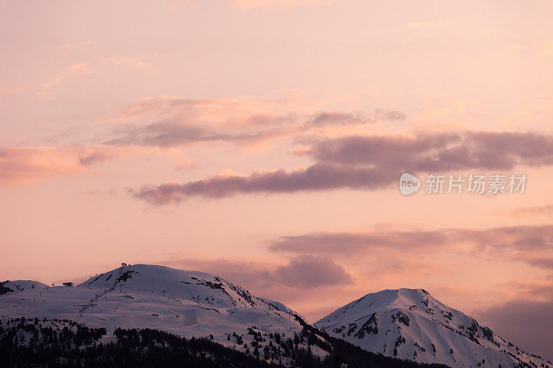 法国滑雪胜地Les Deux Alpes的山脉景观